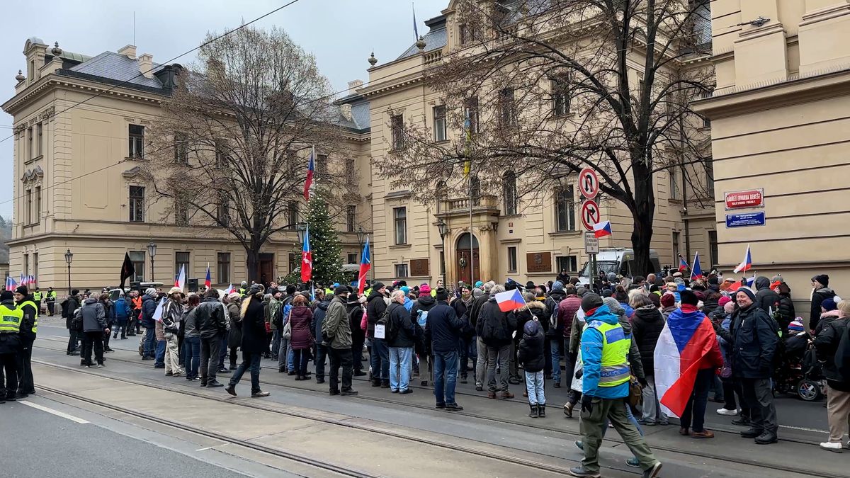 Asi sto padesát odpůrců vlády pochodovalo centrem Prahy